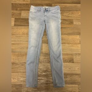 Hollister Women's Light Blue Jeggings
Size 1R, 25 x 29